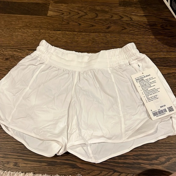Lululemon NWT Size 6 Hotty Hot Low rise short 4” lined - Picture 1 of 6
